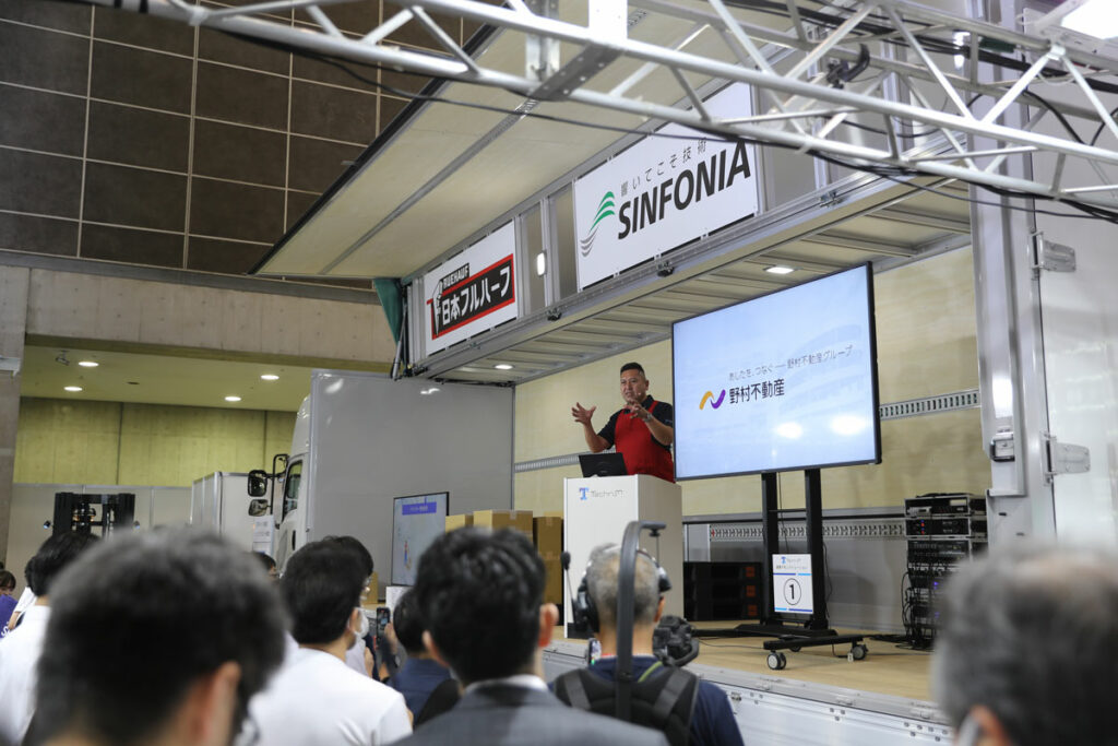 野村不動産ブースに展示された日本フルハーフの大型ウイング車。電動式アオリ開閉装置の展示とともにステージとしても使用された