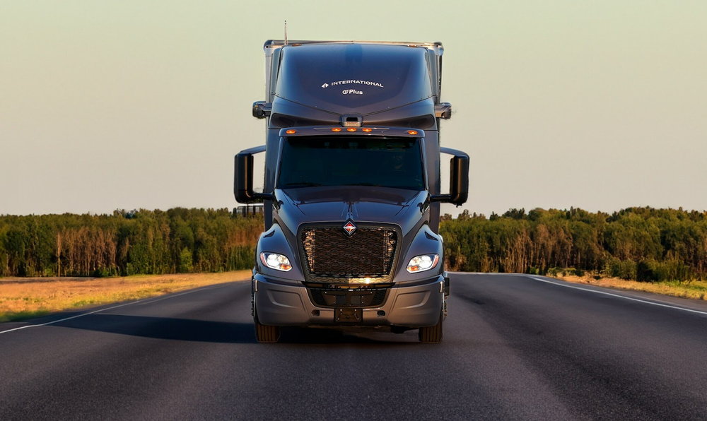 物流自動化へ新たな一歩？　米インターナショナルが「第2世代」自動運転トラックのフリートトライアルを開始