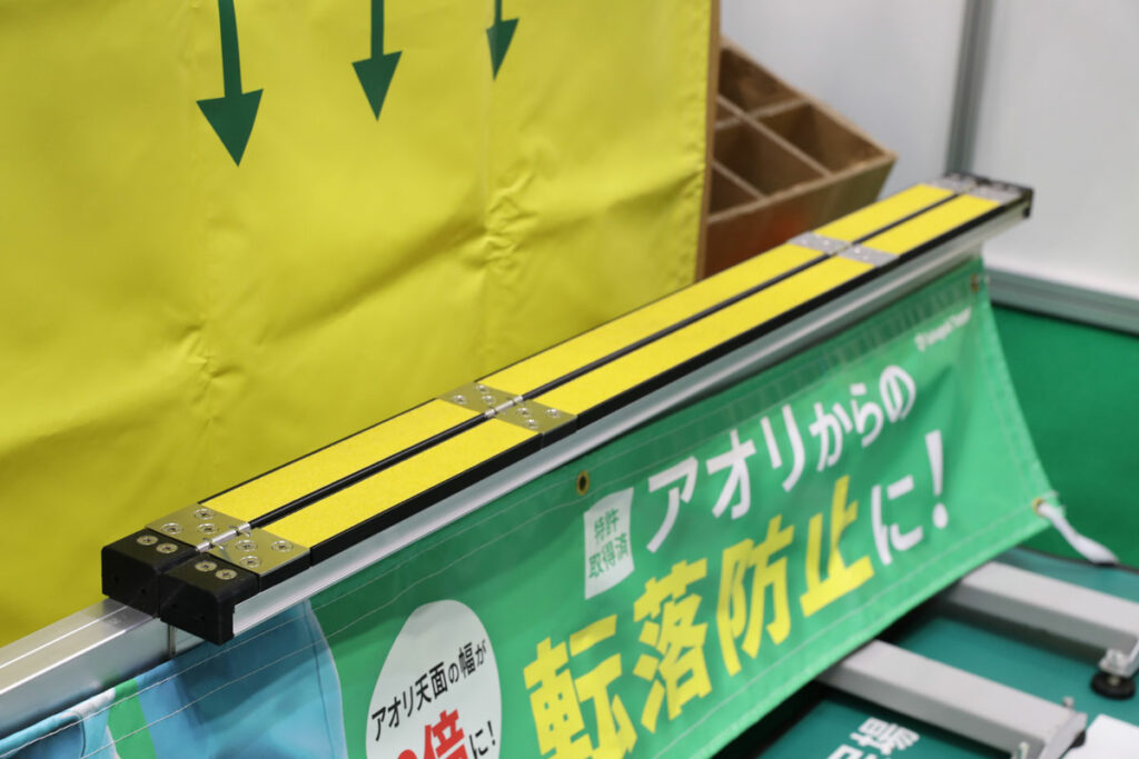 塚腰運送が開発した平車荷台用折畳式足場「アオリステッパー」