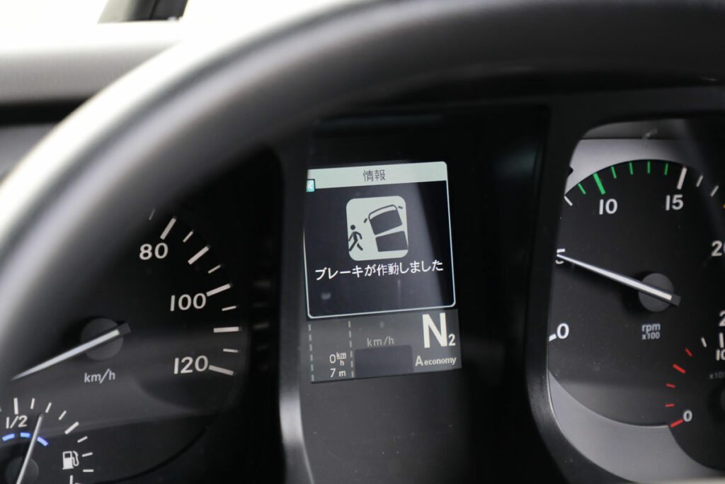 サイドガードアシスト作動時のメーターディスプレイ