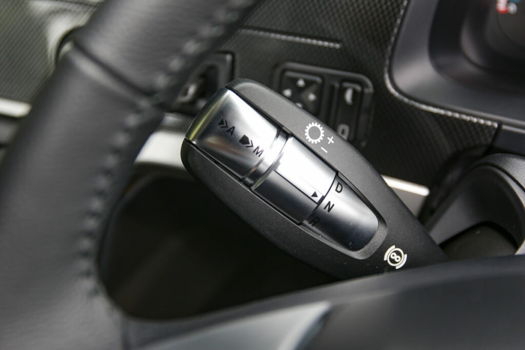 スーパーグレートのセレクターはステアリングコラムレバーに配置されている(ダイムラーグループと共通化)