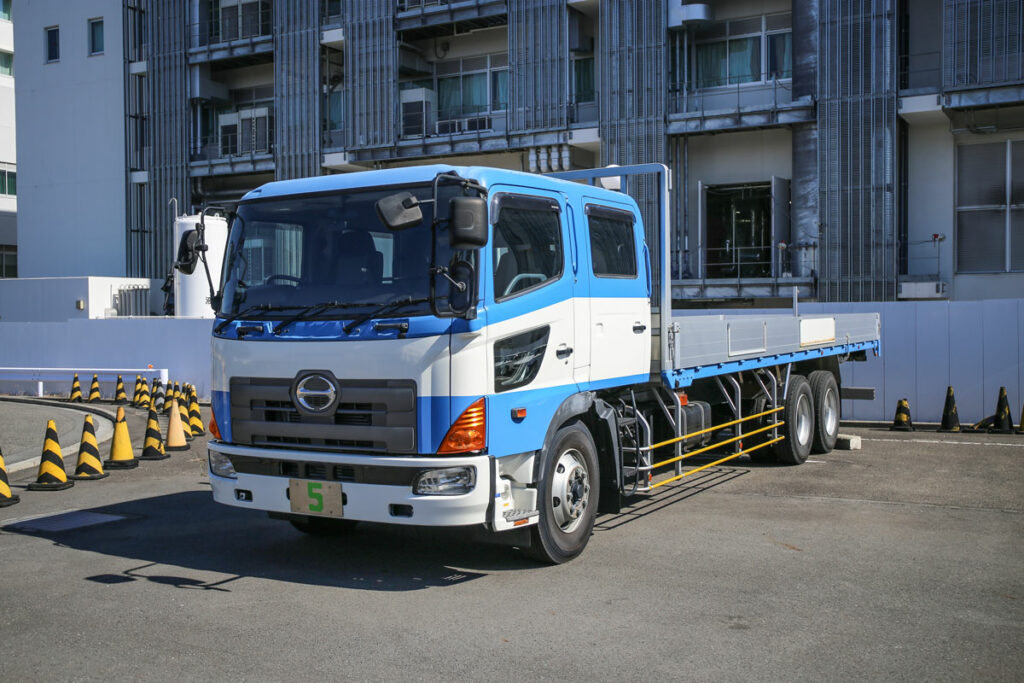 免許制度も昔と比べて様変わり。試験車も現在大型免許には大型車が使われるが、昔は（中型免許ができる以前は）中型車系の増トン車が使われていた
