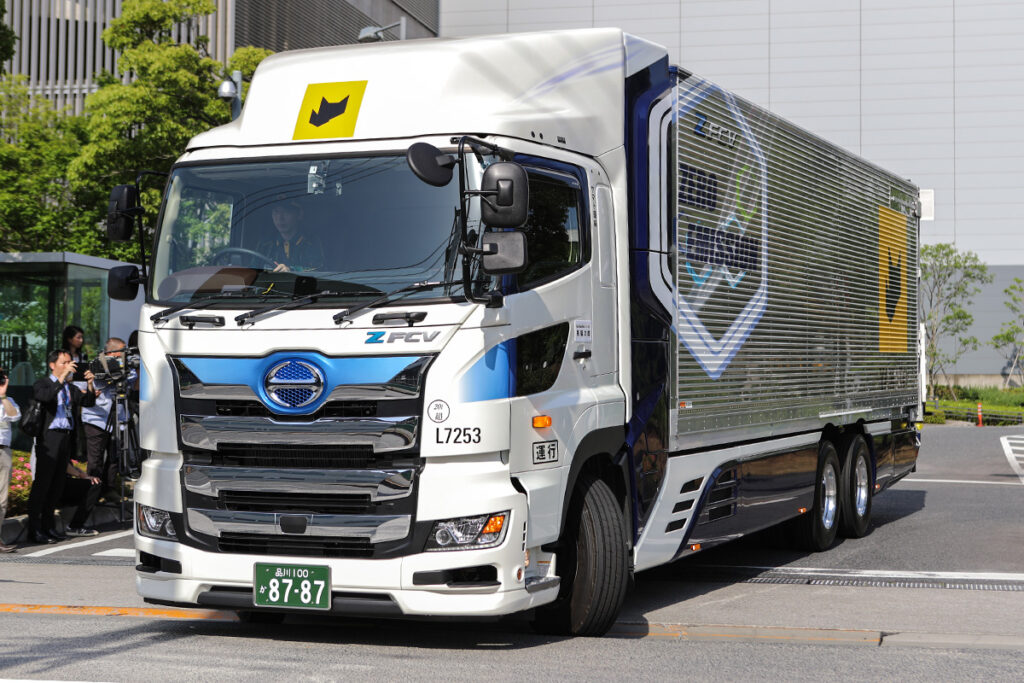 2023年に発表したプロフィアZ FCVの実証試験車。アサヒグループジャパン、西濃運輸、トヨタ自動車、NEXT Logistics Japan、ヤマト運輸が、それぞれ通常の輸送業務に投入してテストを行なっている