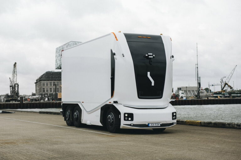 「無人運転専用の大型トラック」がベルギーの公道に!!　アントワープ港で史上初の実証運行