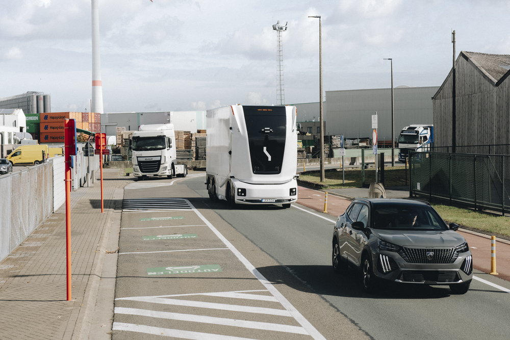 「無人運転専用の大型トラック」がベルギーの公道に!!　アントワープ港で史上初の実証運行