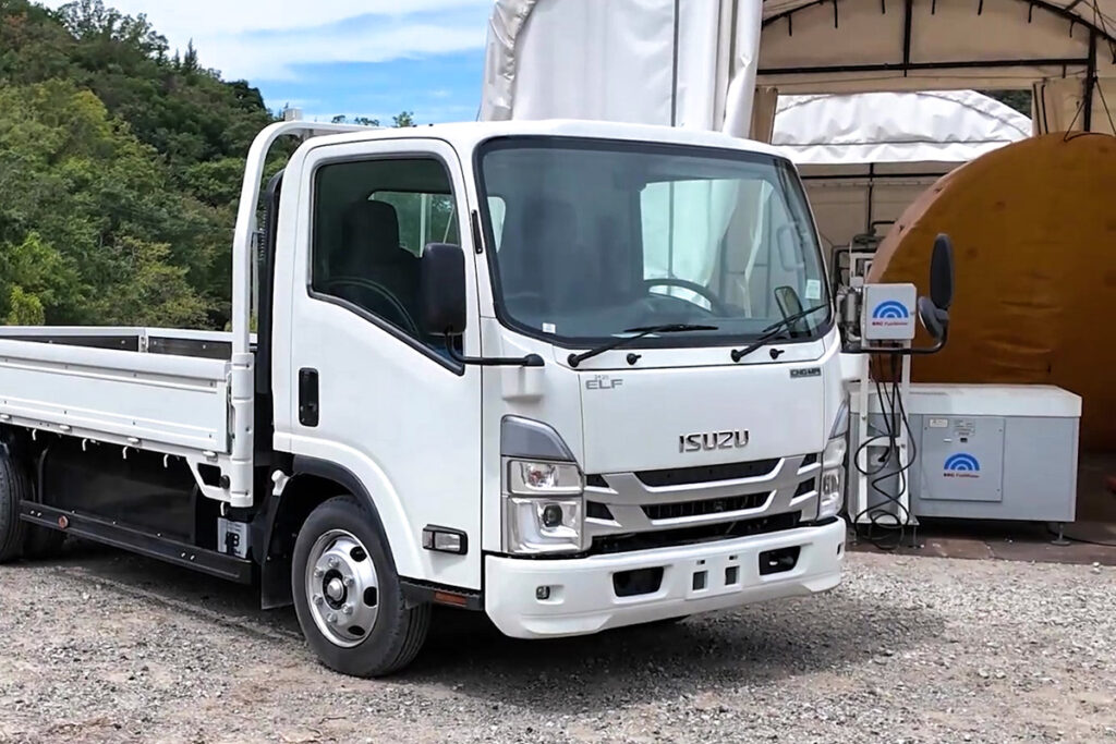 カーボンニュートラル車はEVやFCVだけではない！ いすゞエルフが未利用バイオ資源燃料で走行実証!!