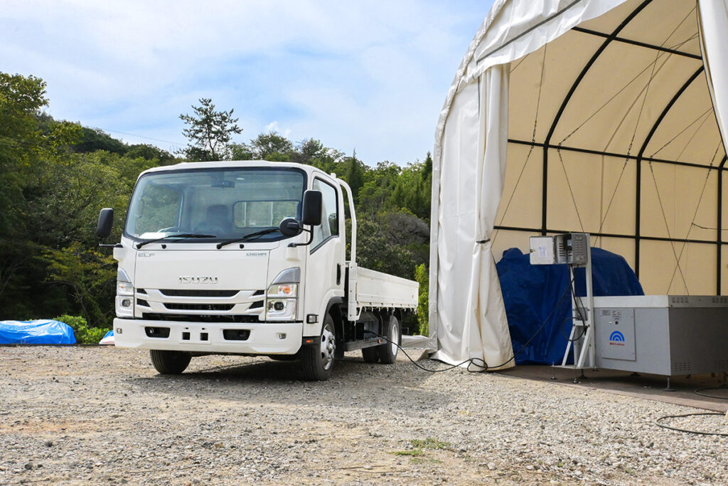 9月に実施された充填実証。エルフCNG-MPIに欧州製の小型充填機を用いてバイオメタン燃料を充填した