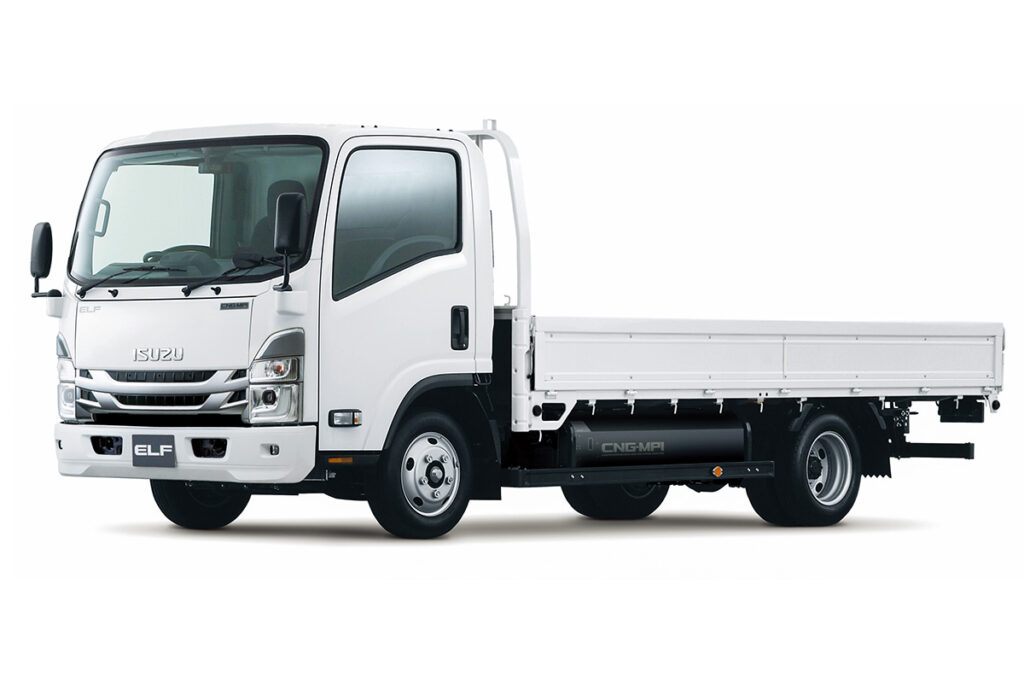 バイオメタン燃料の充填実証で用いられたエルフCNG-MPIのワイドキャブロングボディフルフラットロー平ボディ完成車。容積300リットルの圧力容器と130PS・4.6リッターのオットーサイクル直4ガスエンジンを搭載している