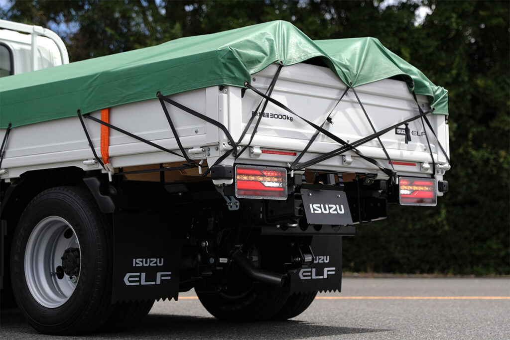 平ボディ完成車とバン完成車のSGグレード、SEカスタムに標準装備となる新デザインのLEDリアコンビネーションランプ
