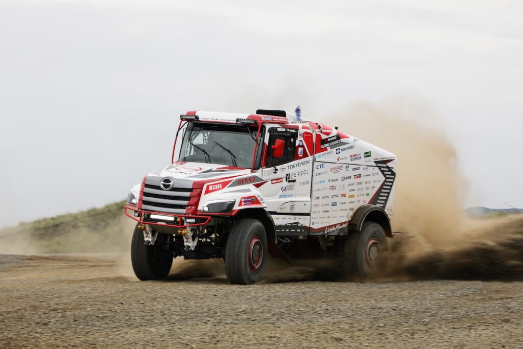 採石場を駆け抜ける2026年の参戦車。今回デザインも変更され、デカールは流線型から角張った模様となり白と赤が中心だったカラーも黒が取り入れられている。このデザインは卵の殻を破るさまをイメージしたという
