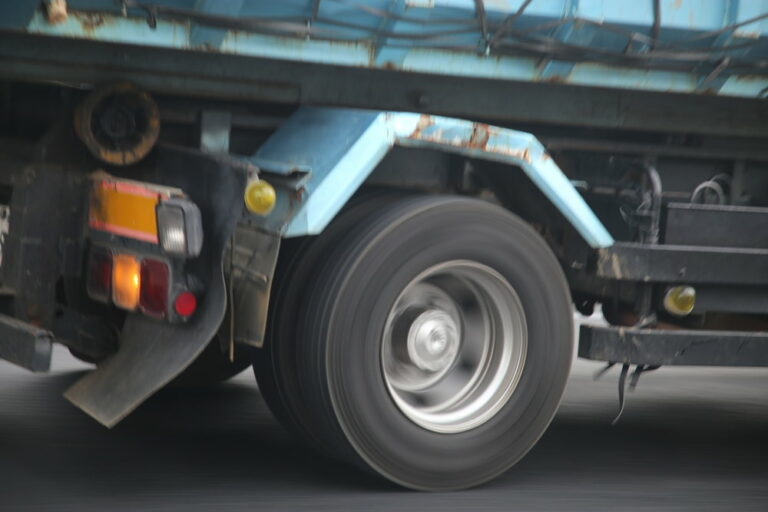 次期「ギガ」も搭載する車輪脱落予兆検知システムって何!? 大型トラックのタイヤ脱輪事故防止に向けて