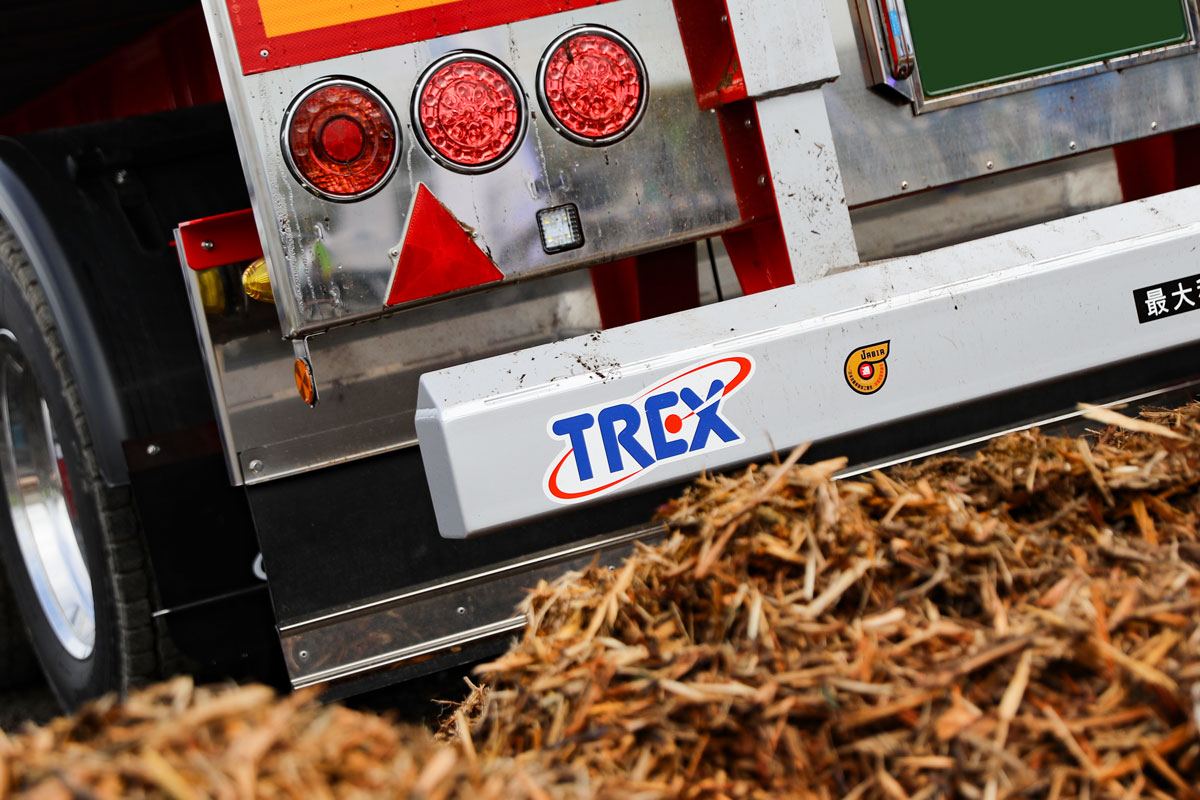 日本トレクスがドイツのトレーラメーカーとコラボ！ 林業展に登場した