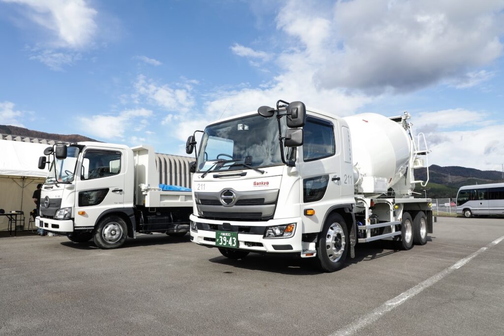 アリソン1000シリーズを搭載する日野レンジャーFCダンプと、アリソン3500を搭載するGKミキサ