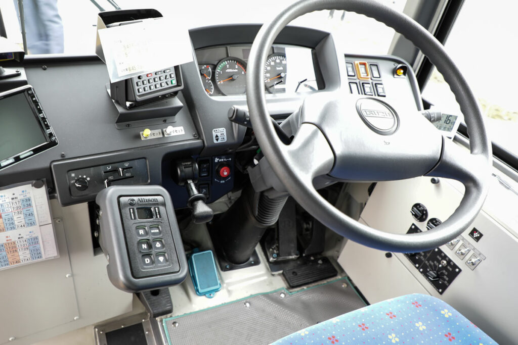 アリソンATを搭載する中型・路線バス（エルガミオ）の運転席。ボタン式のセレクターを採用する