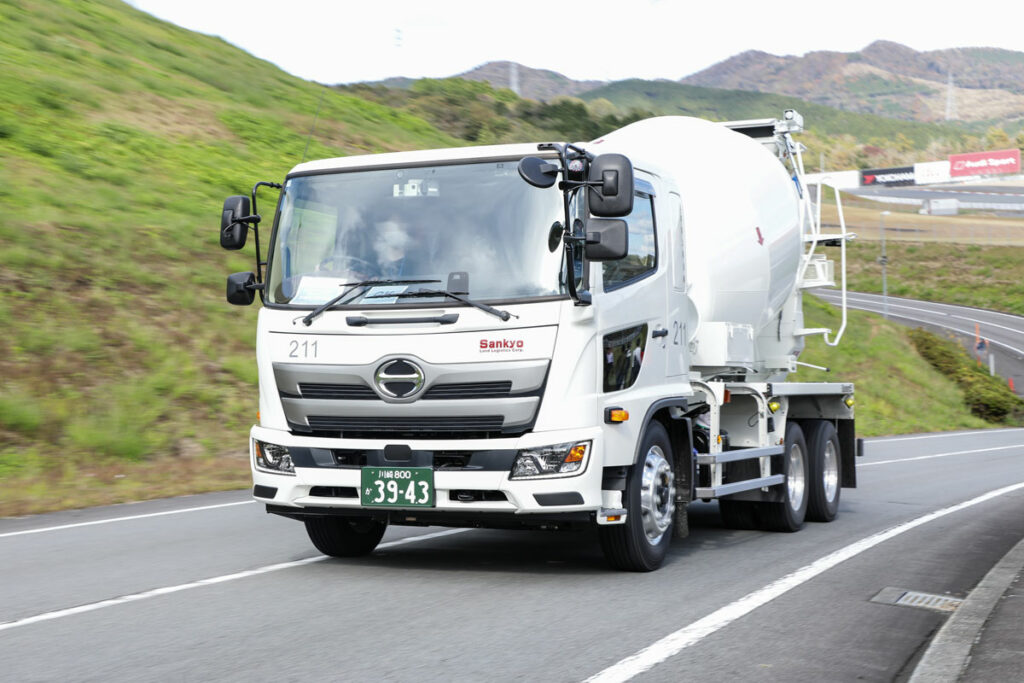 富士スピードウェイの外周路を走る高い積載量を誇るメーカー完成車、日野レンジャーGKミキサ。同車はアリソンATを標準設定する