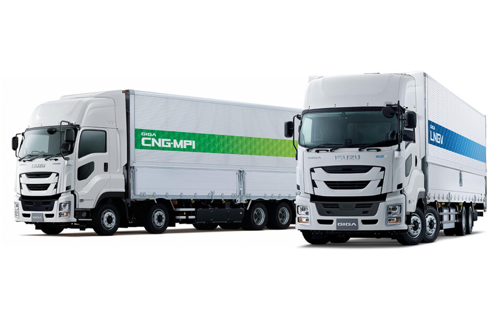 ギガCNG車(左)とギガLNG車(右)。パワートレーンは同一だが天然ガスを収容するボンベと燃料強システムが異なる