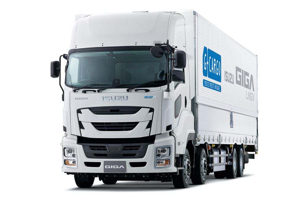 ギガLNG車の8×4車型CYJにはドライウイング完成車・Gカーゴも設定。写真のハイルーフ仕様(QFG-CYJ78DG-WX-D)の最大積載量は13.3トン