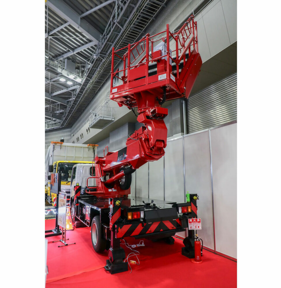 格納時はフラット、作業には階段状に変形できる作業台を備えた「トンネル点検プラットフォーム」