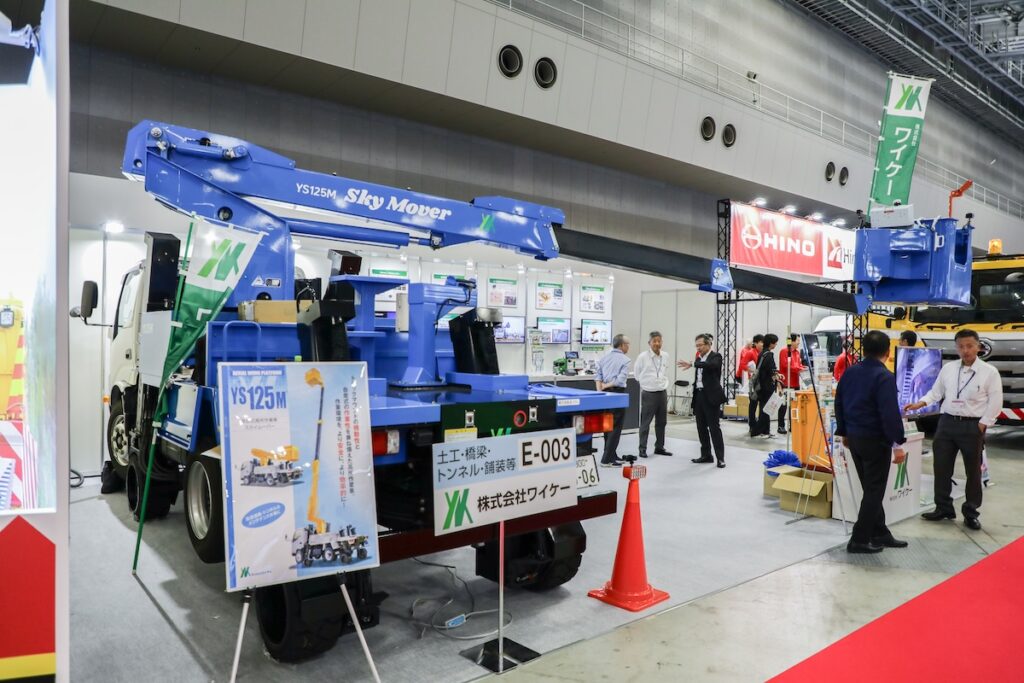 スカイムーバー機能を搭載した高所作業車「YS125M」