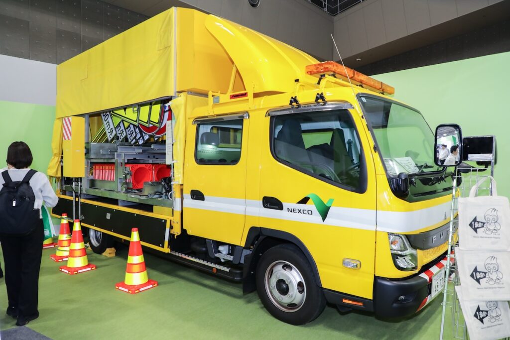 ラバーコーンを自動で設置・回収できるオンボードラックコーン車。装置は車両のサイドに搭載する