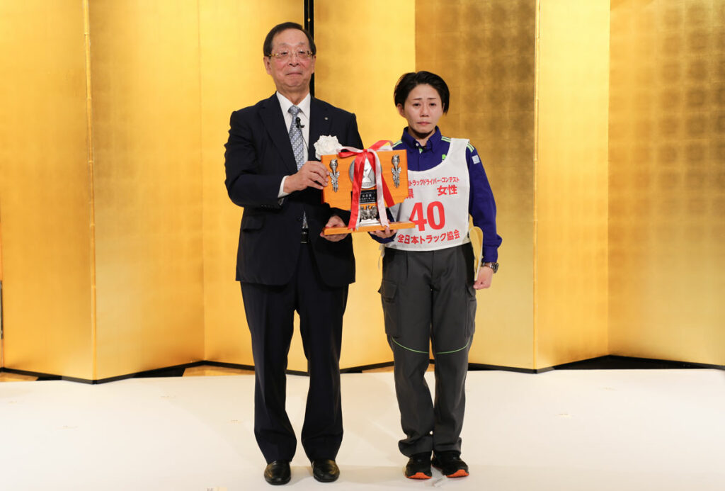 女性部門1位に輝き涙を流して喜ぶ森永選手