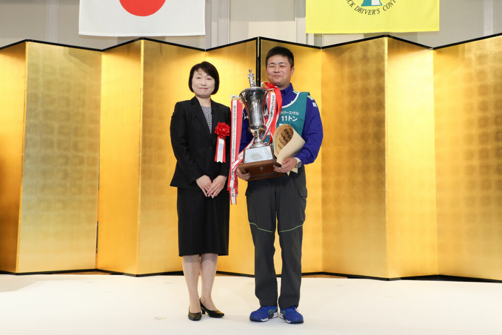 内閣総理大臣賞を獲得した11トン部門の髙山選手。日本通運としては2年連続で受賞となる
