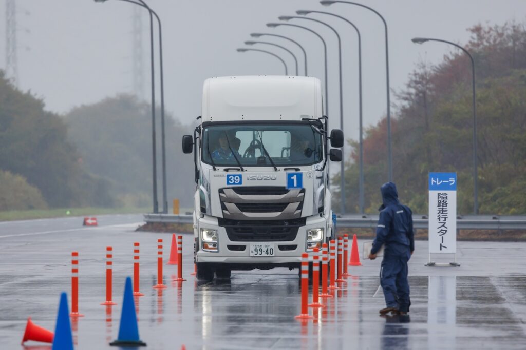 大会初日に行なわれる課題走行の隘路走行