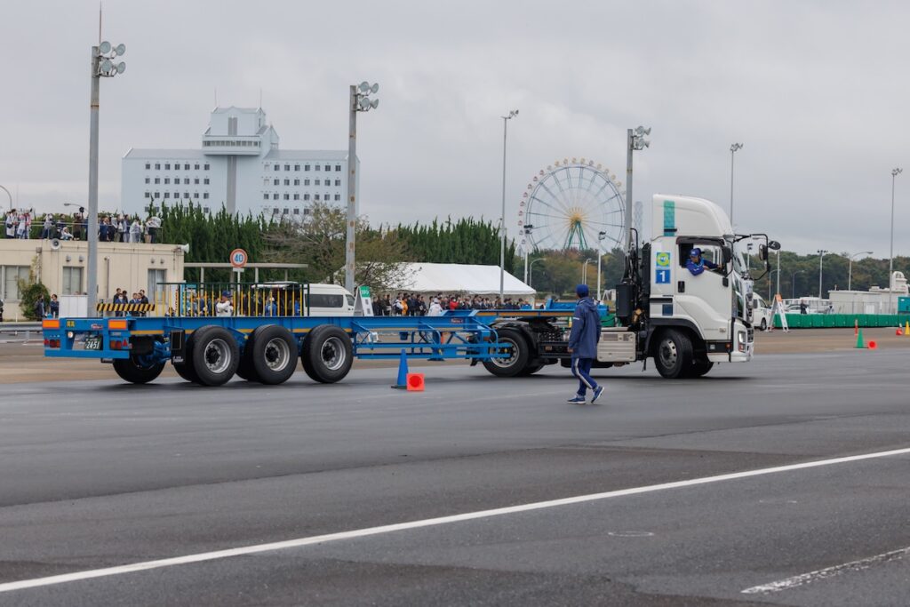 2日目に行なわれる課題走行。スラローム後退、S字後退、車庫入れを連続して行なう