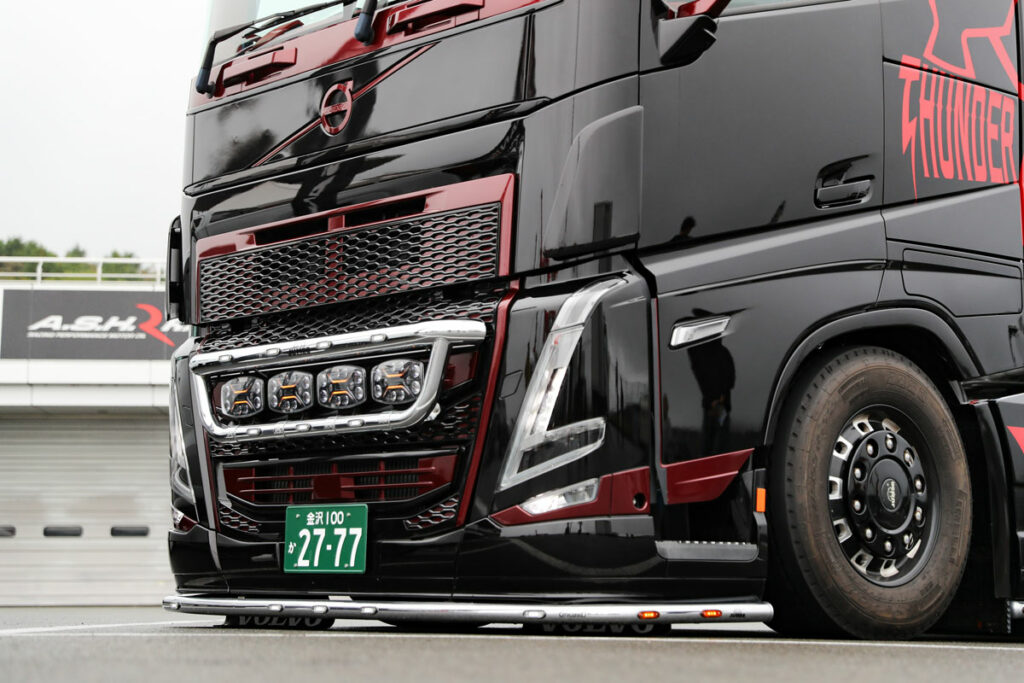 荷台昇降機能で背の高い大型トラックを安全に運ぶ！　ロードサービス業界で注目を集めているトルコ生まれの最新低床トレーラの実力とは？