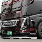 荷台昇降機能で背の高い大型トラックを安全に運ぶ！　ロードサービス業界で注目を集めているトルコ生まれの最新低床トレーラの実力とは？