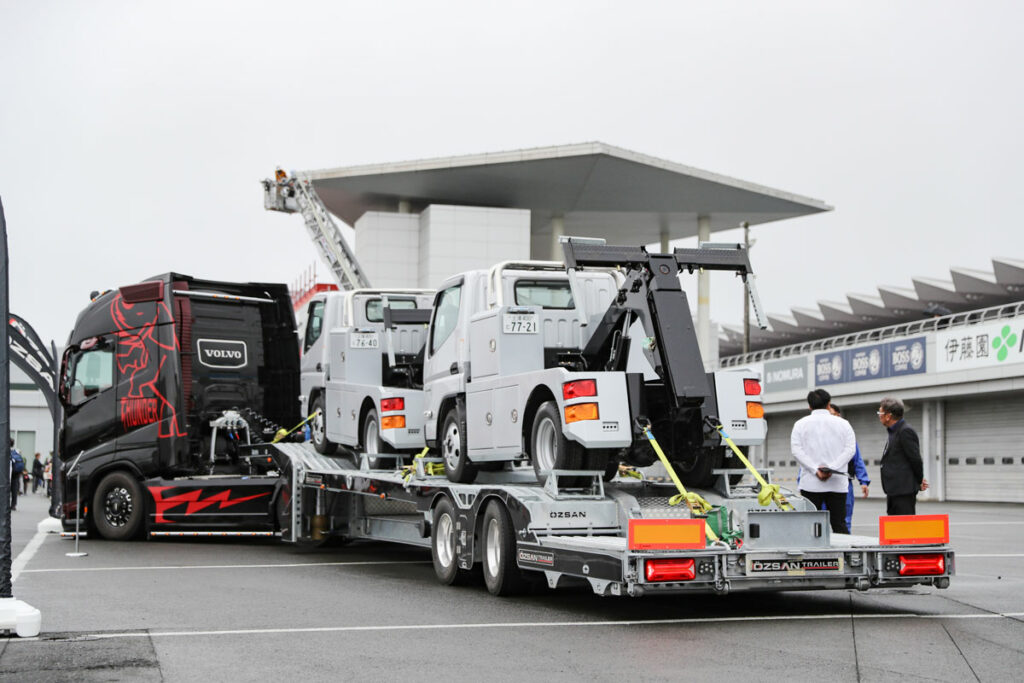 オズサントレーラジャパンのトラックキャリアトレーラ。展示車両は石川県の代理店であるカーリングサポートが自社のロードサービス事業で使用するものという