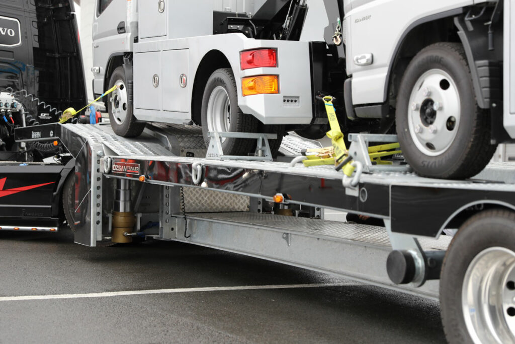 荷台昇降機構。写真は中落ち部を上昇させた状態。左右のタイヤが載る部分だけ昇降し、真ん中はそのまま。昇降は油圧シリンダーで行なう。動力はトレーラ搭載の電動PTOから供給される