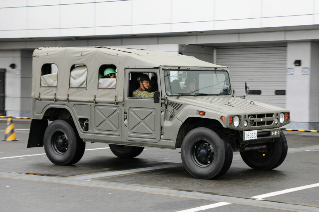 自衛隊によるトヨタの和製ハンヴィー(高機動車)乗車体験