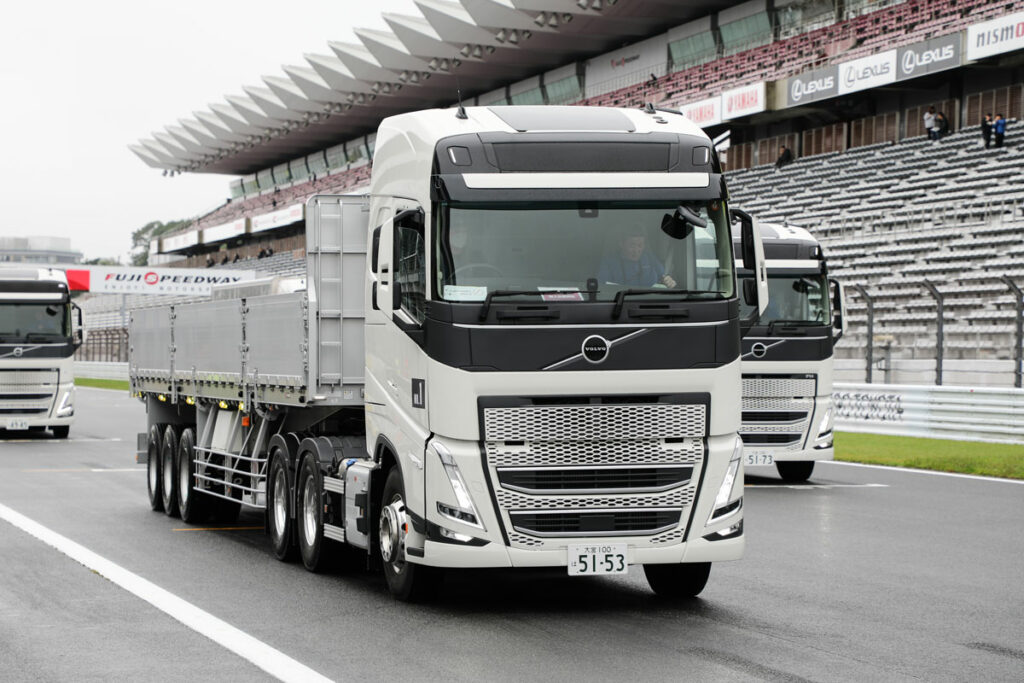 ボルボ・トラックによる試乗会。トラクタは新型FHだ