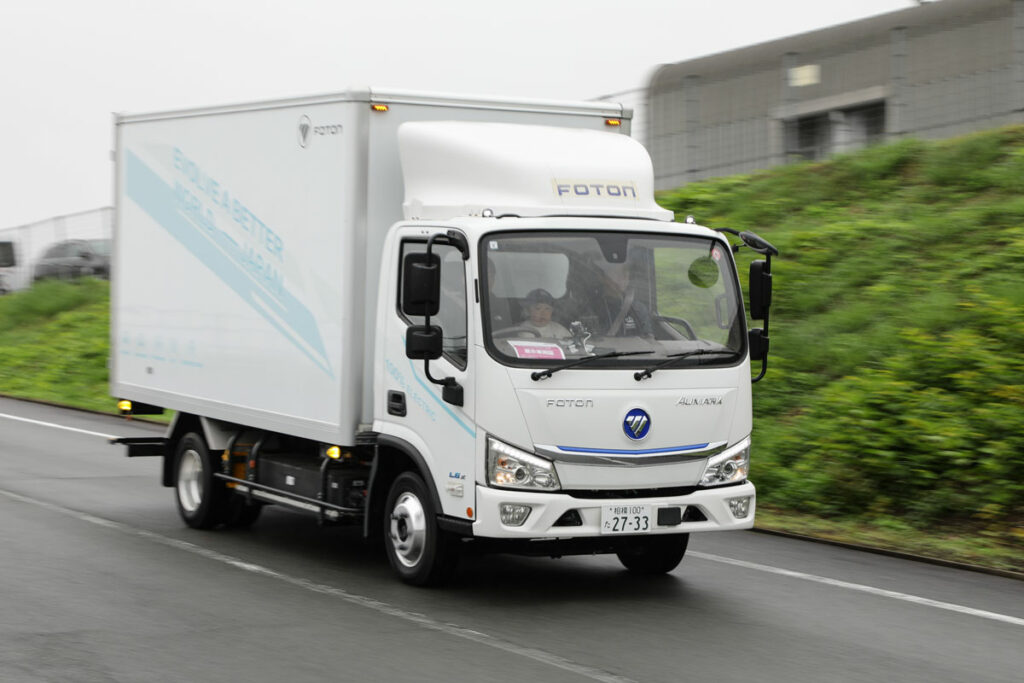 トラック王国による富士スピードウェイの外周路で行なわれたEVトラック試乗会風景