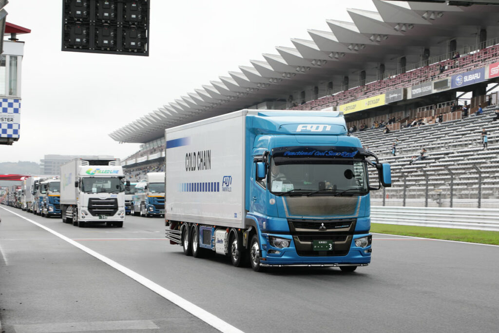 トラックパレードランの一コマ。ホームストレートに各社ご自慢のトラックが集結