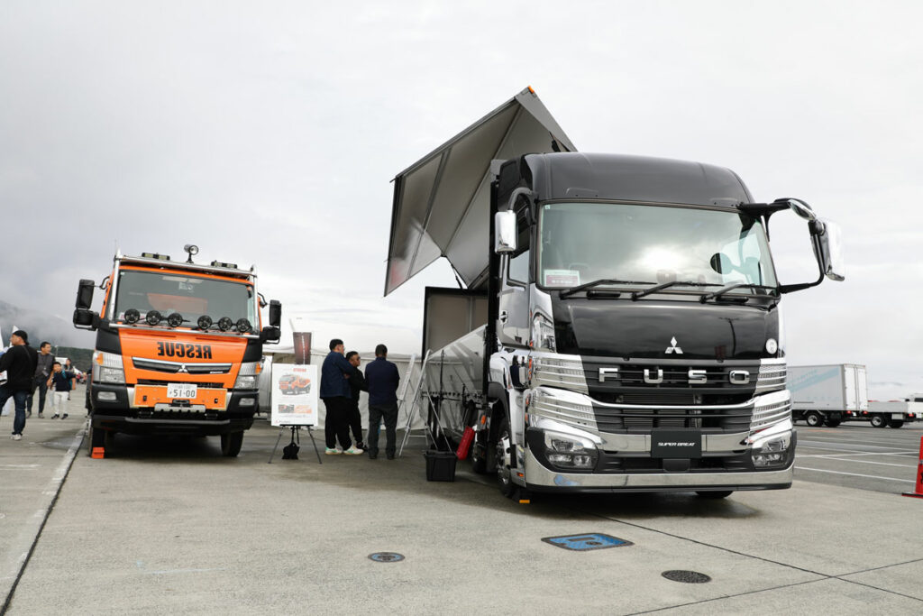 三菱ふそうブースでは新型スーパーグレートと災害救助支援車アテナを展示