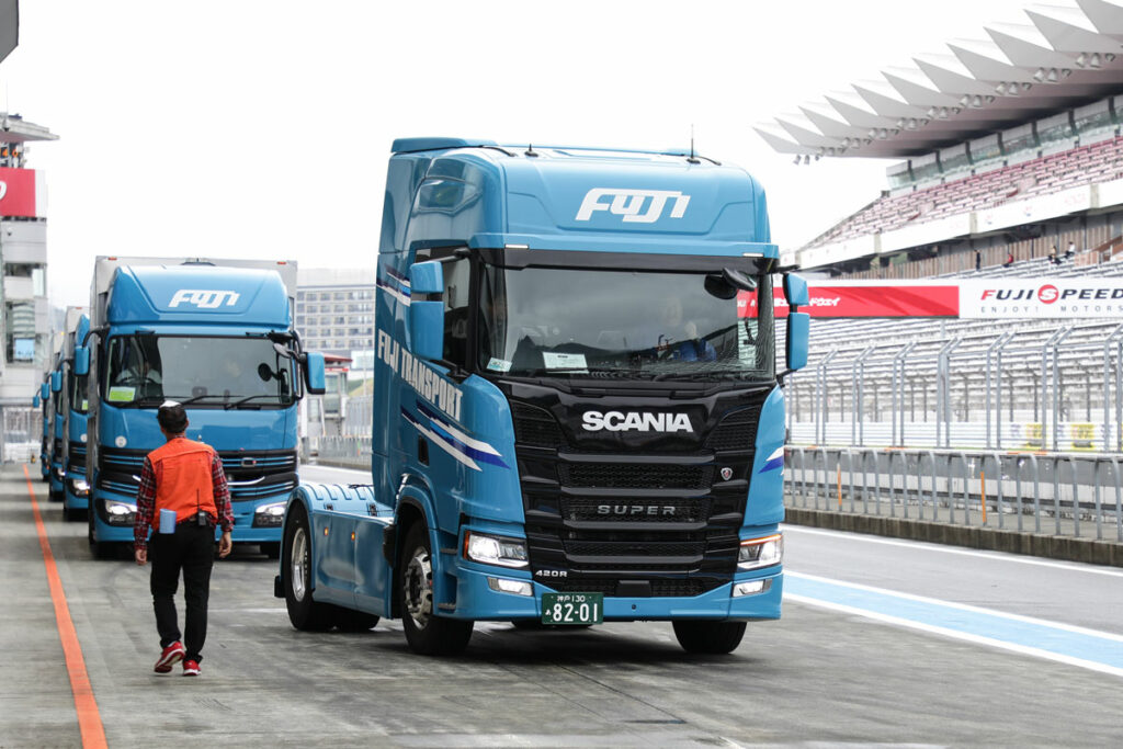 フジトランスポートによる試乗会の様子。試乗車はスカニアSUPER(トラクタ)と新型スーパーグレート(単車)を用意