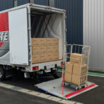 おっと危ないを防止！　荷役時に荷物を固定し安全作業に寄与する極東開発のテールゲートリフト用オプション