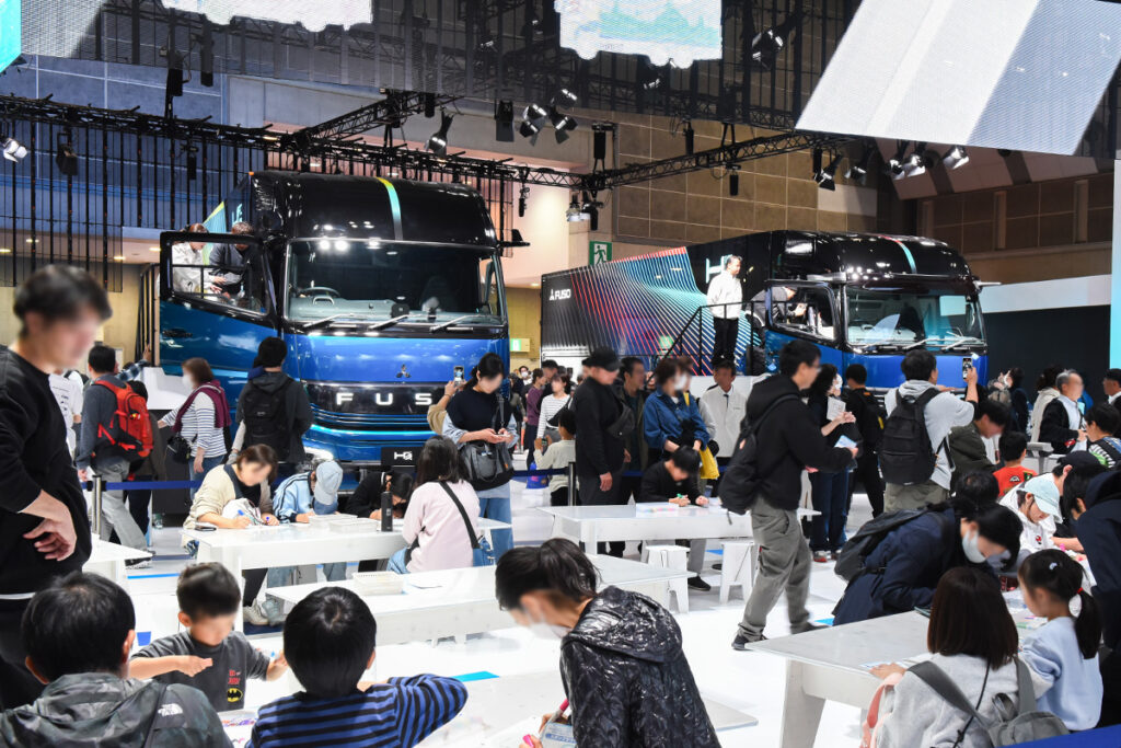 三菱ふそうブース。5つあるコーナーのひとつ「FUSOテックラボ」では体験型ワークショップを楽しみながらスタンプも押してもらえます