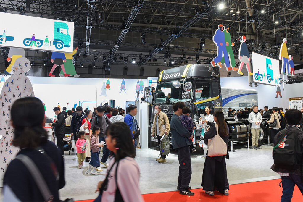 いすゞグループのブース。コンパニオンや係の方がパンフレットを配っています