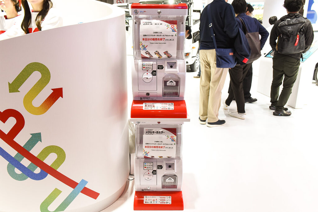 日野ブース。有料のメタルキーホルダーですが午前中で品切れに……！（11月3日）