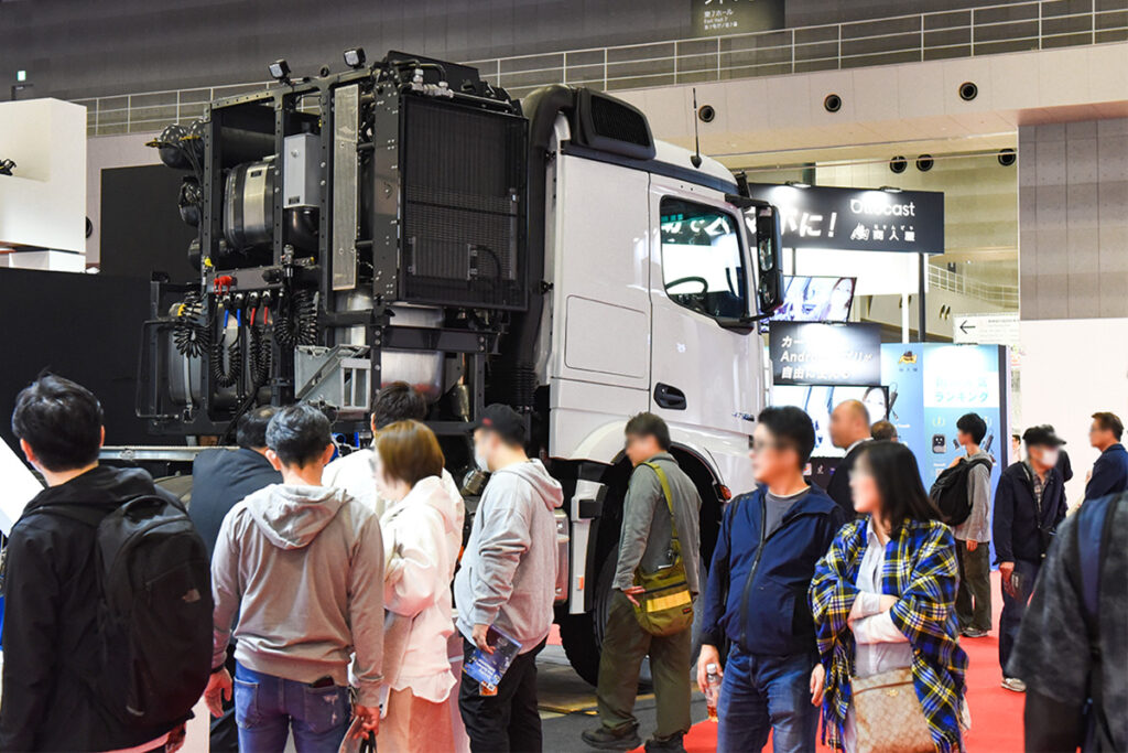 ワイ・エンジニアリングブース。激レアの超重量物運搬トレーラ牽引用トラクタ・アロクスSLTを展示しています