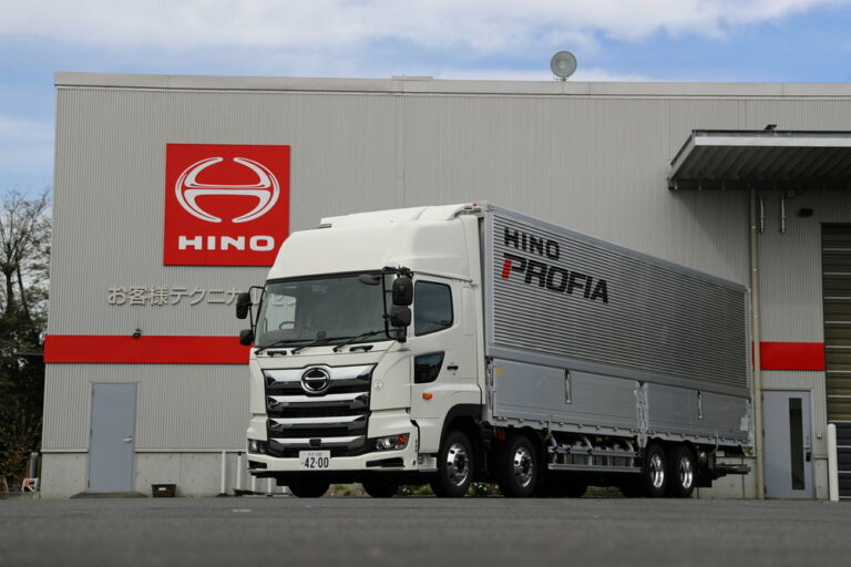 日野とHacobuがトラックの荷待ち・荷役作業時間削減に向けた共同プロジェクト！　ドライバーの手間なく動態管理を実現