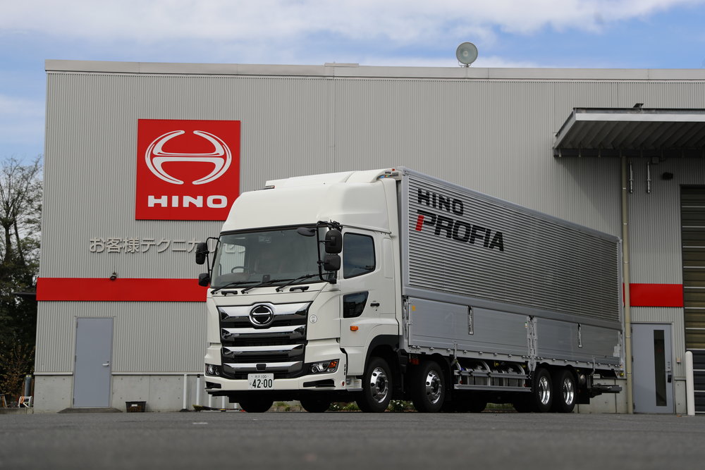 日野とHacobuがトラックの荷待ち・荷役作業時間削減に向けた共同プロジェクト！　ドライバーの手間なく動態管理を実現