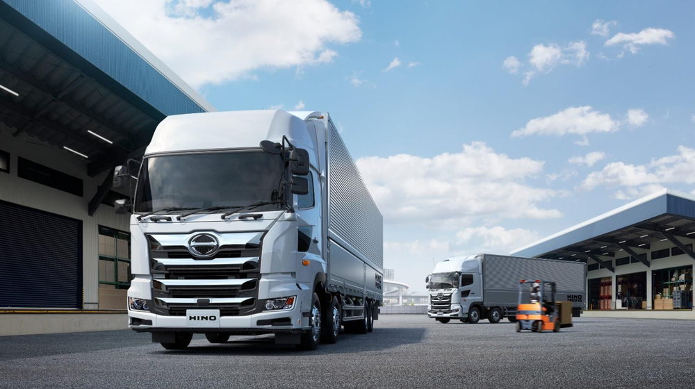 日野とHacobuがトラックの荷待ち・荷役作業時間削減に向けた共同プロジェクト！　ドライバーの手間なく動態管理を実現