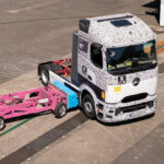 大型BEVトラックの超大容量バッテリーに追突したらどうなる？　メルセデス・ベンツが実車による衝突実験！