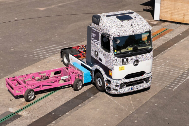 大型BEVトラックの超大容量バッテリーに追突したらどうなる？　メルセデス・ベンツが実車による衝突実験！