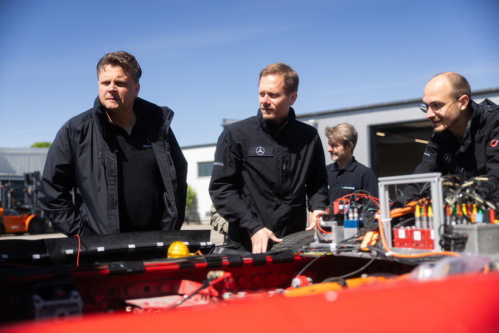 大型BEVトラックの超大容量バッテリーに追突したらどうなる？　メルセデス・ベンツが実車による衝突実験！