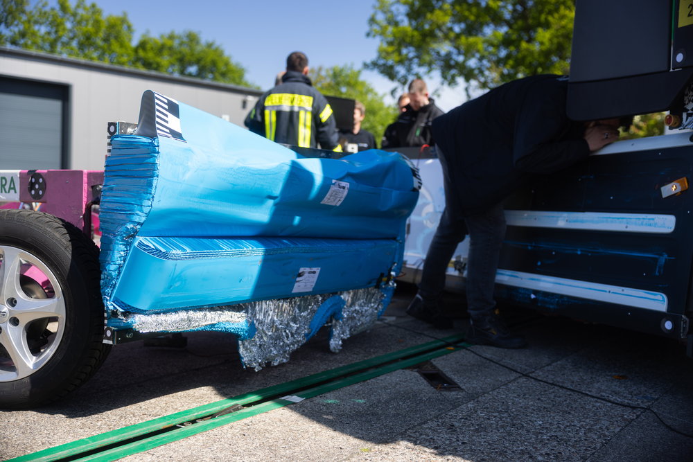 大型BEVトラックの超大容量バッテリーに追突したらどうなる？　メルセデス・ベンツが実車による衝突実験！